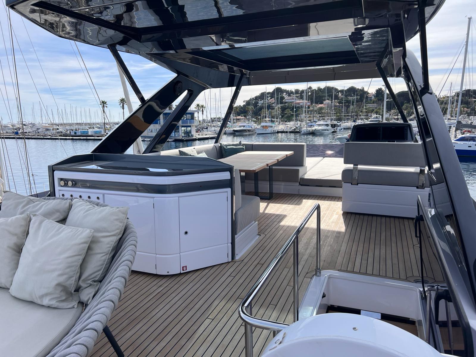 2022 FERRETTI YACHTS 720 